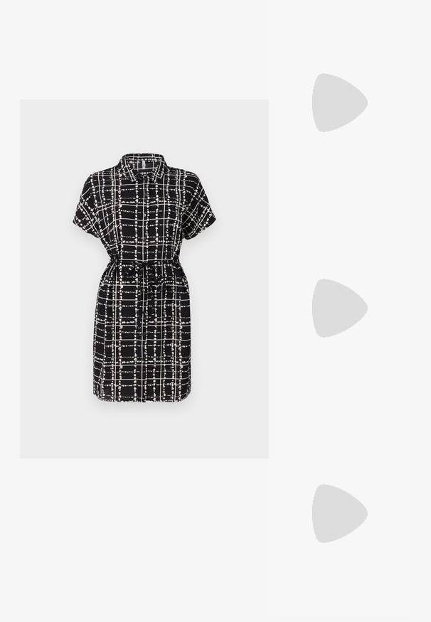 Vestido preto de mangas curtas com padrão de grelha branca, design com gola, cintura ajustada com um laço e um corte descontraído.; Sapatos de salto alto metálicos dourados, com biqueira em ponta e salto grosso. Textura suave, design minimalista e uma tira estreita.; Bolsa de couro preta com forma curva, alça destacável e detalhes em dourado. A bolsa possui uma aba com detalhe de fivela.; Brincos em argola dourados com um acabamento liso e brilhante. Design circular com um pequeno pino e suporte transparente para um uso seguro.