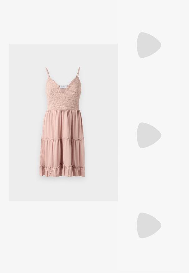 Rosa, ärmlös klänning med en spetsbyxa, V-ringning och en lagerpå-lager kjol med volangdetaljer. Tillverkad av mjukt tyg.; Spetsig tå högklackad sko med en färgpalett av silver, guld och nude. Glansig yta med utskärningsdesign, utrustad med en stilettklack.; Silverfärgad metallisk påse med en mjuk, rundad form och en knutstängning upptill. Tillverkad av ett mjukt material i konstläder.; Silverörhängen med en vriden design som har en blank yta och bakåtlås. Mått ca 3 cm i diameter.