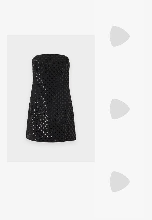Rochie neagră, fără bretele, cu paiete shiny și texturate dispuse în modele circulare. Design scurt, ajustat, cu un finisaj neted.; Pantofi cu toc slingback negri din patent, cu vârf ascuțit, cu imprimeu de șarpe texturat, curea ajustabilă și toc scurt texturat.; Geantă neagră din piele, tip crossbody, cu două buzunare frontale, catarame aurii, închidere cu fermoar și o curea subțire. Suprafață texturată și formă rectangulară compactă.; Cercei din metal auriu, cu un design curbat și alungit. Au o suprafață netedă și strălucitoare, cu un vârf rotunjit pentru un detaliu suplimentar.