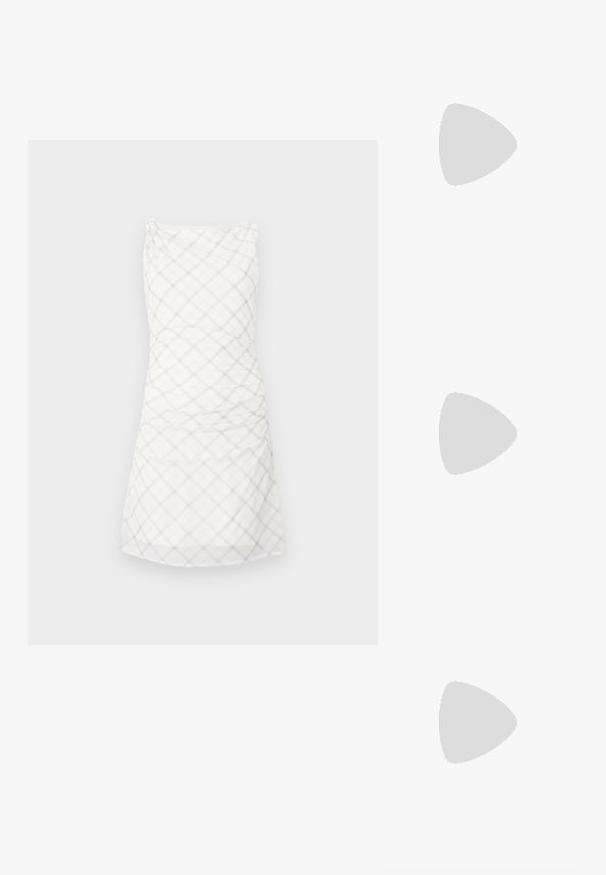 Abito bianco con motivo a quadri in grigio chiaro. Il design include un corpetto aderente con arricciature e una gonna dritta, a lunghezza ginocchio.; Sandalo bianco con tacco alto, caratterizzato da un design a cinturini e un legaccio alla caviglia. Texture liscia con una piattaforma frontale per un'altezza aggiuntiva.; Borsa a tracolla intrecciata in paglia di colore beige, con una forma curva, manico corto e zip laterale. Presenta una superficie texturizzata e un design minimalista.; Bracciali in metallo dorato con una finitura martellata, caratterizzati da un design aperto e bordi lisci. Due dimensioni presentate: una più larga e una più sottile.