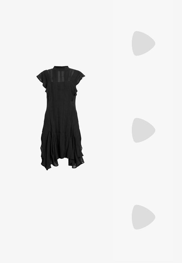Robe noire avec un col haut, des manches courtes à volants, des panneaux texturés et un ourlet évasé, présentant un mélange de tissu lisse et à motifs.; Des sandales noires à talons hauts avec des fines lanières au design noué, un bout carré lisse et un talon aiguille élégant.; Sac à main en métal gris clair avec une bandoulière en chaîne, orné de petits clous métalliques ronds et d'un logo de marque triangulaire.; Boucles d'oreilles en argent avec une finition lisse et brillante. Forme arrondie, conception légère, avec un fermoir à tige.