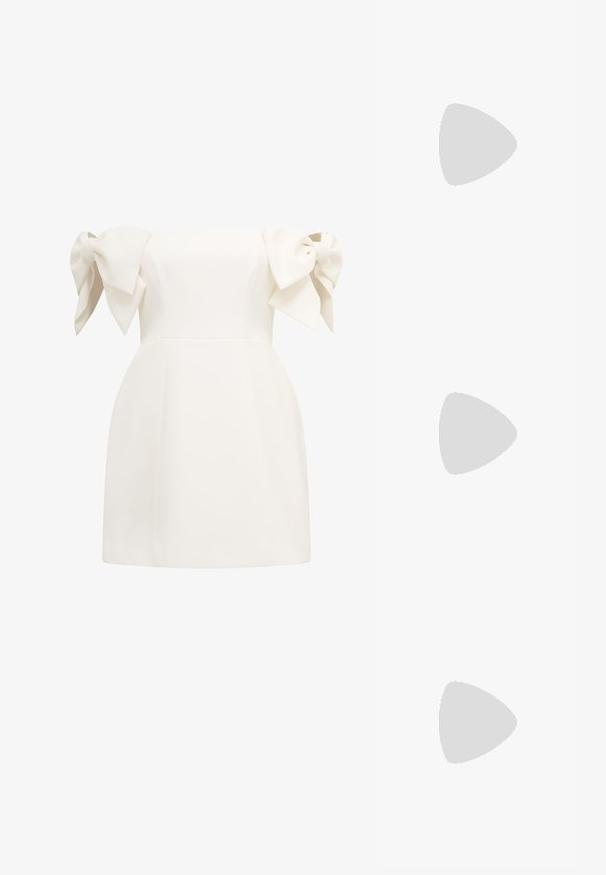 Λευκό φόρεμα με ανοιχτούς ώμους και μεγάλα φιόγγος στα μανίκια, στενό κορσέ και φαρδύ τελείωμα. Λείος υφάσματος, �μινιμαλιστικός σχεδιασμός.; Σανδάλια slingback σε λευκό δέρμα με πολλές φαρδιές ζώνες και ασημένιες αγκράφες; επίπεδη σόλα με μικρή μαύρη φτέρνα και μεταλλικά αξεσουάρ.; Μαύρα ορθογώνια γυαλιά ηλίου με σκούρους φακούς, γυαλιστερές πλαστικές βάσεις και χρυσές λεπτομέρειες στους κρόταφους. Μινιμαλιστικός σχεδιασμός και κομψό σχήμα.; Χρυσά σκουλαρίκια κρίκοι με ομαλή, γυαλιστερή επιφάνεια. Κυκλικός σχεδιασμός που διαθέτει μια μικρή βάση και διαφανή στήριξη για ασφαλή χρήση.