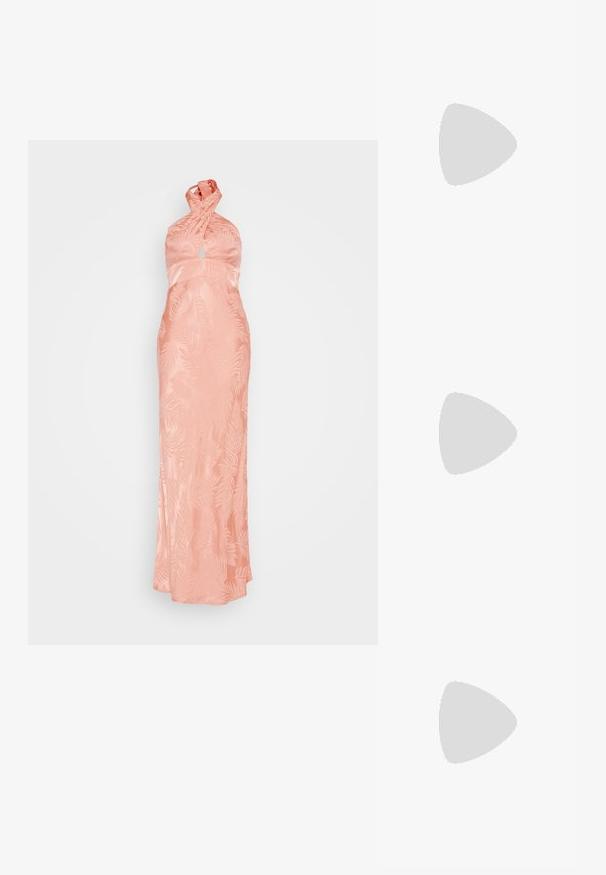Halter nyakú ruha puha barack szövetből, finom levélmintával, karcsú szabással és földig érő kivágással. A sima textúra fokozza az eleganciát.; Bézs színű lakkbőr slingback magassarkú cipők hegyes orral és vékony, négyzetes sarkú dizájnnal. Simább textúra és minimalista stílus, díszítések nélkül.; Aranyszínű fém szemüveg ovális lencsékkel, vékony szárakkal és áttetsző orrbetétekkel. Finom zsanér díszítések jellemzik, és átlátszó lencsékkel rendelkezik.; Fehér, strukturált kézitáska rövid füllel és vállpánttal, arany színű fém kiegészítőkkel és texturált anyagból, szürke háttér előtt bemutatva.