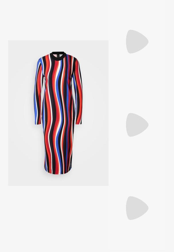 Dlhý rukáv šaty s viacfarebným vlnitým vzorom v červenej, modrej, bielej a čiernej farbe. Vyrobené z ribbed látky, okrúhly výstrih.; Čierne slingback topánky s ostrou špičkou a nízkym opätkom, vyrobené z hladkej kože a s výrezmi na boku pre lepšiu priedušnosť.; Čierna kabelka s dvojitými krátkymi rúčkami a odnímateľným ramenným popruhom. Hladký materiál podobný koži s uzatváraním na zips a detailom loga.; Strieborné kruhové náušnice s hladkým, zakriveným dizajnom. Majú lesklý kovový povrch a zapínanie na kolík. Žiadne viditeľné vzory ani akcenty.