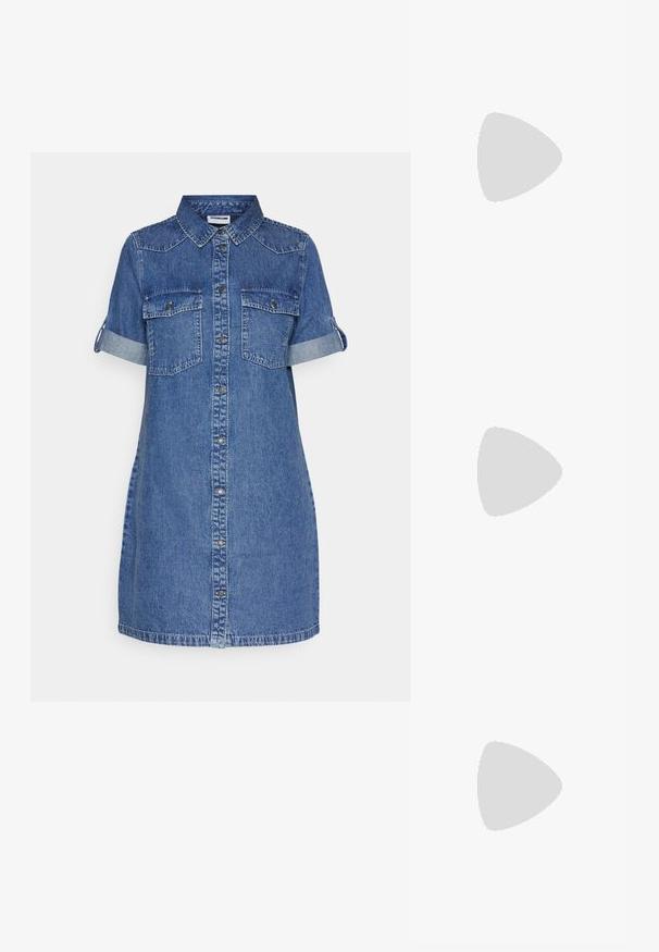 Džinsinė marškinių suknelė su apykakle, trumpomis nuleistomis rankovėmis, dviem krūtinės kišenėmis ir mygtukų užsegimu priekyje. Savybė - nusidėvėjusi mėlyna medžiaga.; Juodi platforminiai aukšti kulniukai su smailiu kojų pirštu ir reguliuojamu kulkšnies dirželiu. Pagaminti iš lygaus odos, turi masyvų blokinį kulną.; Juodas odinis krepšys su išlenkta forma, nuimamu dirželiu ir auksiniais detalėmis. Krepšys turi kilpą su sagtimi.; Sidabrinis dvigubas žiedas su lygiu, poliruotu paviršiumi. Pasižymi sklandžiu, kreiptu dizainu su persipinančiomis dalimis, suteikiančiomis modernų išvaizdą.