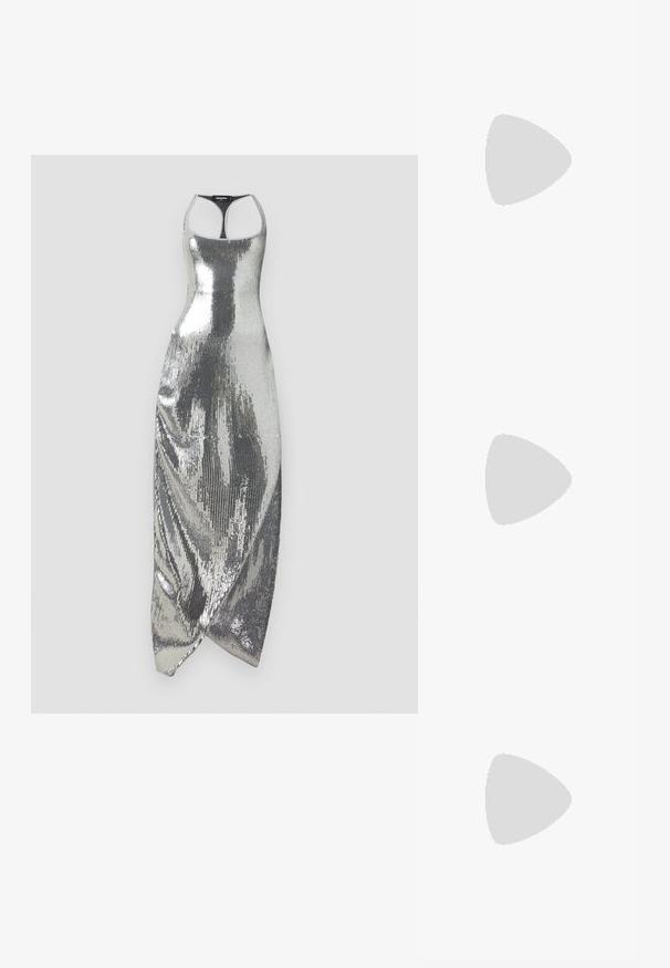 Sølvpalietteret kjole med tætsiddende design, der har en halterneck og asymmetrisk skørt. Glat tekstur med reflekterende overflade.; Hvid ribbet tanktop med rund halsudskæring og metalaccentdetalje på skuldrene. Blød tekstur, tætsiddende design og ærmeløs stil.; Sorte lakerede højhælede mulesko med spids tå og en slank silhuet, der har åben hæl og en slank stilettohæl.; Sort læderhåndtaske med et buet design, prydet med sølvfarvede nitter, en spænde og to sidelommer. Justerbar rem til forskellige bære muligheder.