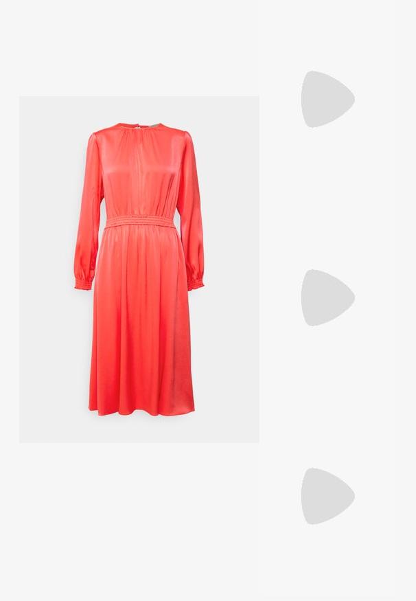 Rotes Satin-Kleid mit langen Ärmeln, gerafften Bündchen und einer gerafften Taille. Glatte Textur, knielanger Saum, runder Ausschnitt, Rückenschluss.; Schwarze Lackleder-Ballerina mit eckiger Zehenpartie, Knöchelriemen mit silberner Hardware und flacher Sohle. Glatte Textur mit minimalistischen Design.; Schwarze Lederhandtasche mit Fransen-Details, goldener Ketten-Schulterriemen und einem ausgeschnittenen Griff. Mit Logoplatzierung auf der Vorderseite.; Goldtonige Ohrringe mit mehreren kaskadierenden Ketten, verziert mit klaren ovalen Strasssteinen und dekorativen Ohrsteckern.