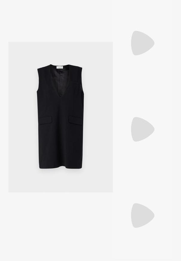 MSCH Copenhagen MATHILDE DRESS - Kokteilinė suknelė / vakarėlių suknelė - black; Sidabriniai slingback aukštakulniai batai su smailia pavadinimu, metaliniu paviršiumi, dviem dekoratyvinėmis juostelėmis ir lieknu kulnu su juodu galiuku.; Juodas odinis petinis krepšys su lygiu paviršiumi, išlenkta forma, reguliuojama dirželiu ir užtrauktuku. Minimalistinis dizainas be puošmenų.; Sidabrinis dvigubas žiedas su lygiu, poliruotu paviršiumi. Pasižymi sklandžiu, kreiptu dizainu su persipinančiomis dalimis, suteikiančiomis modernų išvaizdą.