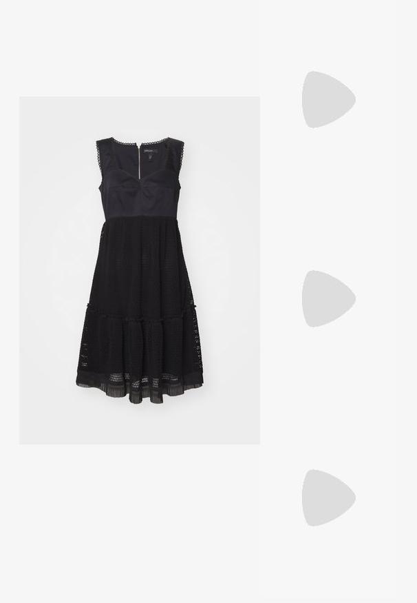 Robe noire avec un corsage ajusté et un bas en tulle évasé. Présente des coutures décoratives aux épaules et une fermeture éclair dans le dos.; Slingback noir à bout pointu avec un petit talon, en cuir lisse et doté d'un design découpé sur le côté pour plus de respirabilité.; Sac à main en cuir noir avec une forme courbée, une poignée fine, une fermeture éclair en argent et le logo Calvin Klein à l'avant. Texture lisse et design minimaliste.; Trois anneaux en métal : un en or rose, un en or avec des accents texturés, et un en argent, tous avec une gravure de marque à l'intérieur de la bande.