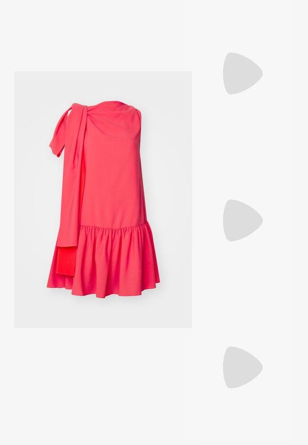 Roksanda SOLENNE DRESS - Kokteiļkleita/ballīšu kleita - light hibiscus/deep sienna; Melnā patentēta ādas sandale ar norādītu purngalu, potītes siksniņām ar sudraba sprādzēm un aparatūru, kā arī smalku papēdi.; Metāliski sudrabota ādas soma ar izliekta, pusmēness formas dizainu un melnu siksnu. Valkāta ar melnu, caurspīdīgu, plūstošu svārku un sudraba sandaļiem.; Sudraba karājas auskari ar plānu, sietveida ķēdes dizainu un taisnām kāju akcentiem, aprīkoti ar tauriņa aizdariem drošai piestiprināšanai.