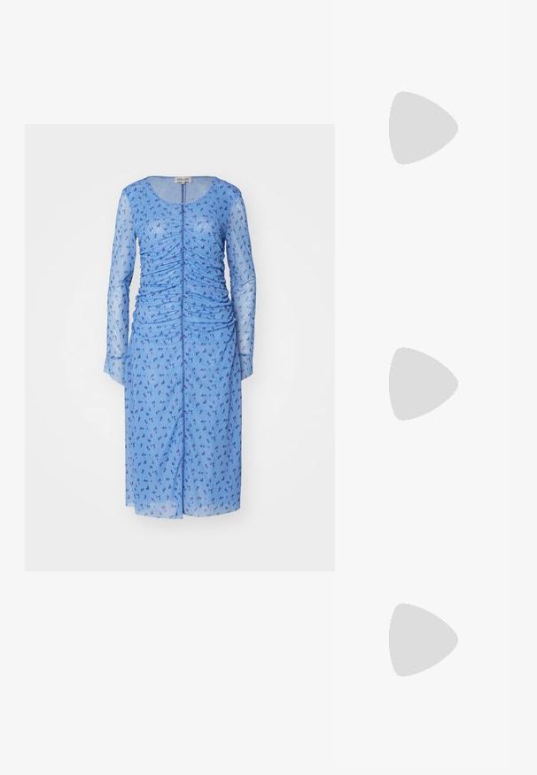 Modra obleka z dolgimi prozornimi rokavi in ruščenim dizajnom. Ima cvetlični vzorec, okrogel izrez in dolžino do kolen.; Srebrna slingback visoka peta čevlja s špičastim nosom, metalnim finišem, dvema dekorativnima trakama in tanko peto z črnim vrhom.; Kovinska srebrna torbica v obliki srca z gladko teksturo, zapiralom na klip, in srebrnim verižnim trakom.; Zlato obarvani uhani z teksturiranimi, valovitimi oblikami. Vključujejo skulpturalne sponke za ušesa in odprto obliko obročka s kladivastim finišem.
