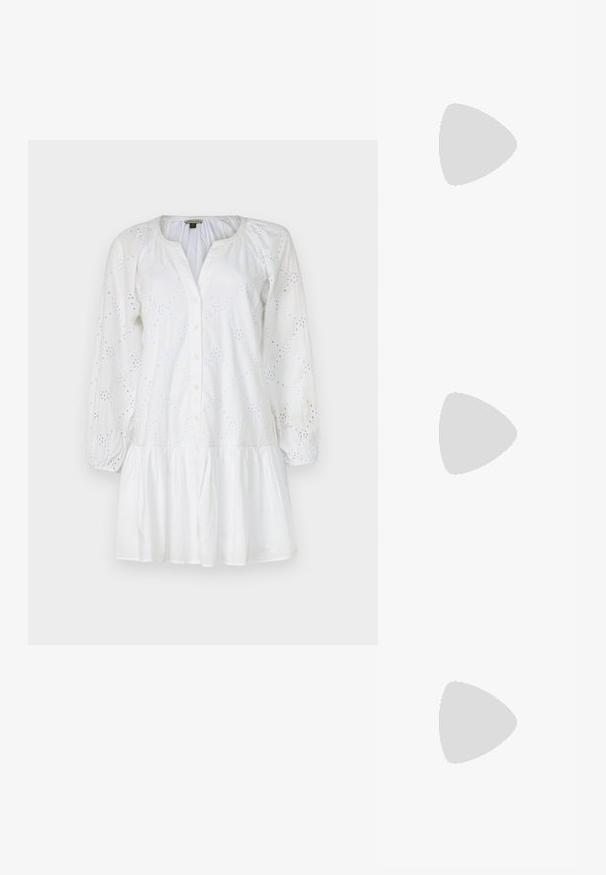 Rochie albă cu mâneci lungi, bufante, deschidere cu butoane și o parte inferioară evazată. Prezintă modele de broderie cu găuri pe întreaga țesătură.; Pantofii cu toc înalt, argintii, cu vârf ascuțit, finisaj metallic, două curele decorative și un toc subțire cu vârful negru.; Geantă de umăr din piele neagră, cu o textură netedă. Dispune de o curea ajustabilă și un design elegant, minimalist, cu închidere cu fermoar.; Cercei aurii cu forme texturate și ondulate. Include studs sculpturale cu clip și un design de cerc deschis cu un finisaj cioplit.