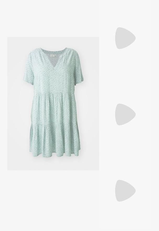 Vestido verde claro con escote en V, mangas cortas y falda de volantes con fruncidos. Presenta un patrón de hojas blancas en todo el diseño.; Sandalias planas negras con correas trenzadas, acentos en tono dorado y un diseño minimalista que presenta una suela delgada y un hebilla ajustable en el tobillo.; Gafas de sol negras en forma de ojo de gato con un acabado mate, que presentan lentes ahumados grises, ángulos pronunciados y brazos laterales elegantes. Nombre de la marca visible en el interior del brazo.; Aretes de aro de oro con un acabado suave y brillante. Diseño circular que presenta un pequeño post y un respaldo transparente para un uso seguro.