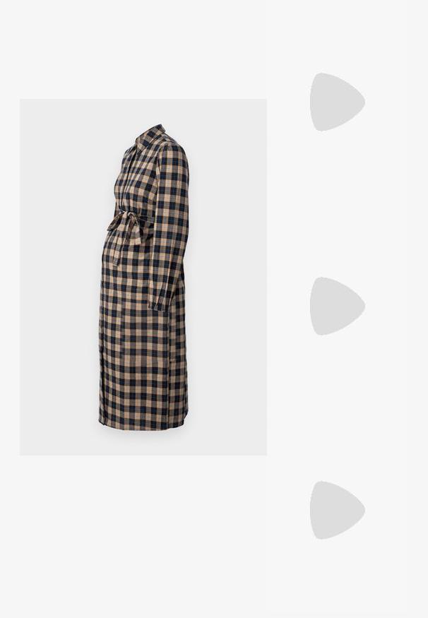 MAMALICIOUS MLOLIVE LIA SHIRT DRESS  - Haljina-majica - dark blue; Srebrna slingback salonska cipela s oštrim prstom, metalik završnom obradom, dva dekorativna remena i vitkim potplatom s crnim vrhom.; Srebrna metalik torbica sa strukturiranim oblikom, s gornjom drškom i detaljem mašne sprijeda. Glatka tekstura, reflektirajući finiš.; Naušnice zlatne boje s teksturiranim, valovitim oblicima. Uključuju skulpturalne kopče i dizajn otvorene kružnice s kovanom završnom obradom.
