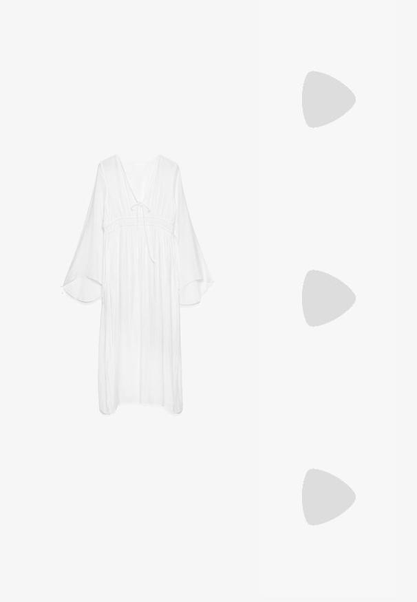 Valge, kerge kleit V-kaelusega, kogutud vöökoht ja voolavad kellukesed. Tekstureeritud kangas ja sidumisdetail kaeluse juures.; Must musta nahk kingad tasase põhjaga, ümarate varvastega ja dekoratiivse riba kuldse detailiga. Sile, läikiv viimistlus.; Pruunid ristkülikukujulised päikeseprillid, millel on gradient objektiivid, paksud raamid ja logodetail külgedel. Sile plastmaterjal, minimaalne disain.; Pruun nahast õlakott, millel on kumer kuju, kullavärvi riistvara ja pandlaga kaunistus. Omab eemaldatavat õlarihma.