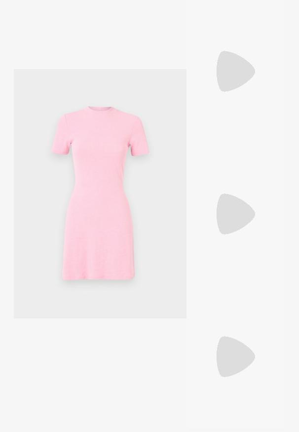 Kortärmad klänning i ljusrosa, tillverkad av mjukt stickat tyg. Har en rak siluett och rund halsringning.; Vit bomull t-shirt med en stor, lysande röd hummergrafik på framsidan. Kortsleeves och standard rundad halsdesign.; Vit hög topp canvas sneaker med svart gummisulan, framsidan gummitåhätta och sex öglor för snören, med en ren, minimalistisk design.; Röd läderhandväska med en vinkelrät, geometrisk design. Har ett justerbart axelband och en klaffstängning med sydda detaljer.