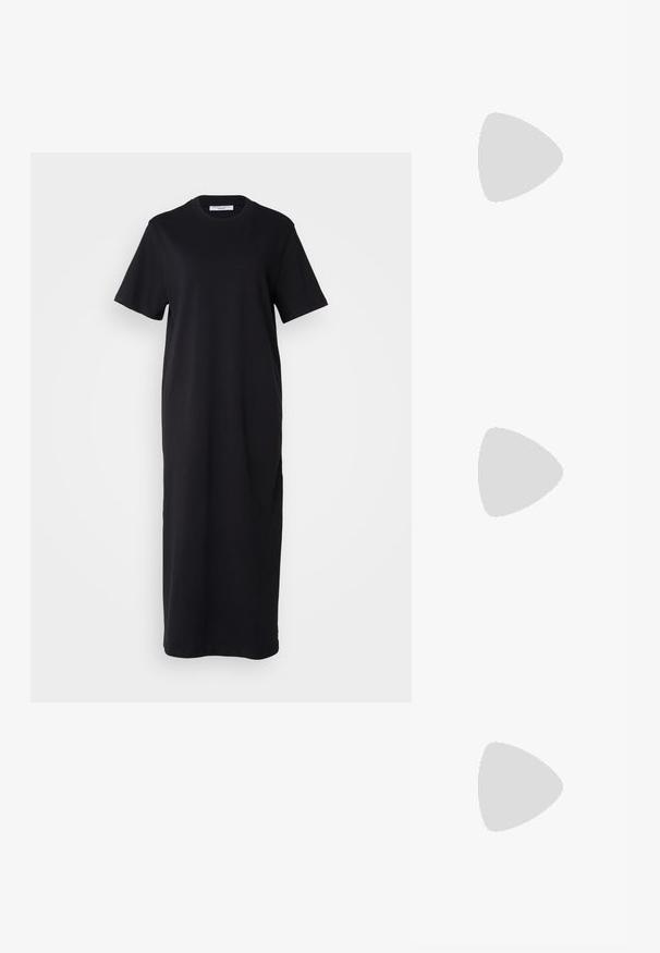 Melno kokvilnas t-kreklu kleita ar īsām piedurknēm, apkakli un brīvu piegriezumu, sasniedzot vidus teļu garumu. Gluda tekstūra, bez redzamām rakstu zīmēm.; Melni ādas baleta zābaki ar smailo purngalu, siksniņa ar sudraba sprādzi, kombinēti ar melniem tailētiem biksēm ar šķēluma apakšdaļu.; Melna ādas hobo soma ar vienu mīkstu, noapaļotu rokturi; tai ir gluda virsma un minimālistisks dizains. Nav redzamu metāla detaļu vai akcentu.; Sudraba riņķveida auss gredzeni ar gludu, pulētu apdari. Apaļa forma un drošs klikšķa augšējais slēgums. Viegls dizains, kas piemērots ikdienas valkāšanai.