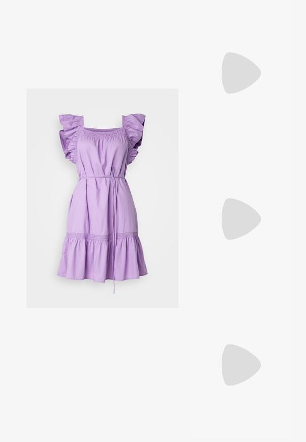 Gap Tall FLUTTER SLEEVE DRESS - Dnevna haljina - lilac surge; Balerina s izduženim vrhom od krem kože s prozirnim gornjim dijelom i raspršenim rhinestones. Mekana potplat za udobnost, minimalistički dizajn.; Crna torba s teksturiranom površinom, dvostrukim gornjim ručkama i podesivom remenom za rame. Ima zlatne metalne detalje i bočne džepove.; Srebrne naušnice u dizajnu uvrnutih obruča, s teksturiranom površinom i rebrastim detaljima, osigurane kopčom na post.