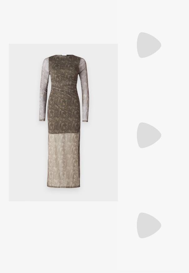 Vestido largo y ajustado con mangas largas y transparentes; tela texturizada en marrón y beige con un patrón en degradado; cuello redondo; diseño suave y en capas.; Botas de vaquero de cuero marrón con punta afilada y tacón cuadrado, que presentan costuras detalladas y acentos elevados en el caño.; Gafas de sol estilo ojo de gato con montura de carey negra y naranja, lentes marrones y puntas elegantes y afiladas. Presenta un logo minimalista en la patilla.; Pequeño bolso de mano crema con un acabado texturizado, una correa larga y ajustable, un acento de cadena y cierre de solapa. Detalles en hardware dorado.