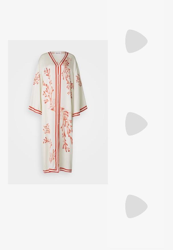 Malina NAYA PRINTED KAFTAN - Freizeitkleid - red; Schwarze Absatzsandalen mit einem schlanken Riemendesign, quadratischer Zehenpartie und einem Blockabsatz mittlerer Höhe. Hergestellt aus glattem Leder mit matter Oberfläche.; Schwarze, glatte Leder Schultertasche mit abgerundetem Deckel, einem einzigen Trageriemen, Reißverschlussverschluss und kleinem silbernen Logo-Emblem in der Mitte vorne.; Silberne Creolen mit einer glatten Oberfläche und einer Reihe kleiner klarer Steine entlang der unteren Kante, mit einer Steckverschluss.