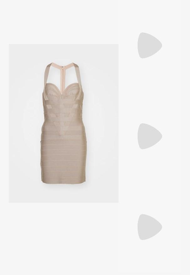 Hervé Léger BANDAGE SWEETHEART MINI DRESS - Pulóverruha - dune; Fekete lakkbőr slingback magassarkú cipők hegyes orral és aranyszínű kiegészítőkkel a pánton, tömbsarkúval. Simára kidolgozott felület.; Fekete flitteres mini kézitáska csomózott textúrájú pánttal és ezüst lánccal. Lekerekített forma, ráncolt tetejével és fényvisszaverő részletekkel.; Arany fülbevalók, texturált mintázattal, egy oldalán három átlátszó kristállyal, modern geometrikus esztétikával.