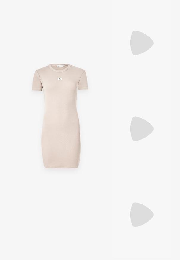 Bežové rebrované šaty s krátkymi rukávmi a priliehavým strihom. Obsahujú malú logo nášivku umiestnenú v strede hrude. Hladká textúra.; Čierne slingback topánky s ostrou špičkou a nízkym opätkom, vyrobené z hladkej kože a s výrezmi na boku pre lepšiu priedušnosť.; Čierna kožená ramenná taška so mäkkou textúrou, trojuholníkovým tvarom a nastaviteľným popruhom, skombinovaná s svetlomodrou pruhovanou košeľou a bielymi nohavicami.; Strieborné kruhové náušnice s hladkým a lesklým povrchom. Okrúhly tvar, ľahký dizajn, s uzáverom na kolík.