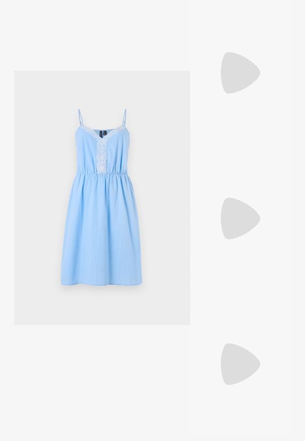 Svetlo modra bombažna poletna obleka z nastavljivimi ramenskimi trakovi, V-izrezom in belim čipkastim okrasom spredaj, z nabranim pasom.; Bela sandala na visokih petah s debelim petam, ki ima obliko trakcev in vezanje okoli gležnja. Gladka tekstura z platformo spredaj za dodatno višino.; Želve očala s angularnimi okvirji, sivi leči in gladko površino. Imajo drzen geometrijski dizajn in debele tempeljne.; Bela sintetična torbica v obliki trikotnika, z ravnim sprednjim poklopcem in detajlom mašne, nastavljivim trakom, gladko teksturo in minimalističnim dizajnom.