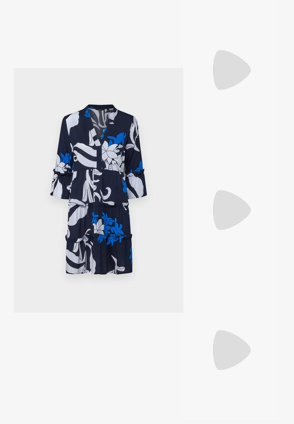 Vestido azul marinho com padrões florais brancos e azuis, decote em V, mangas três quartos e barra ondulada com cintura elástica.; Botas de cowboy em couro castanho com bico pontudo e salto quadrado, apresentando costuras detalhadas e realces elevados no cano.; Pequena bolsa de creme com um acabamento texturizado, uma alça longa ajustável, um detalhe em corrente e um fecho de aba. Detalhes em hardware dourado.; Brincos de argola prateados com um design torcido, apresentando um acabamento polido e fecho tipo post. Medem aproximadamente 3 cm de diâmetro.