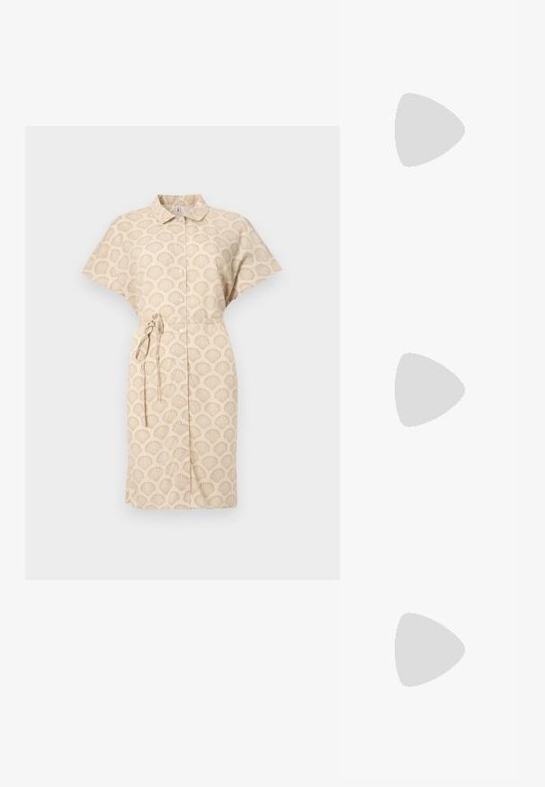 Beige kjole med skjellmønster, korte ermer, knappestolpe foran og belte i livet. Laget av lett stoff.; Sorte patentlær slingback-sko med spiss tå, ankelremmer med sølvspenner og detaljer, og en slank hæl.; Gullfarget metallisk håndveske med en strukturert design, glatt tekstur og justerbar stropp. Har en unik trekantet form og minimalistisk søm.; Gullfargede øredobber med teksturerte, bølgete former. Inkluderer skulpturelle klipsstuds og åpen hoop-design med en hamret finish.