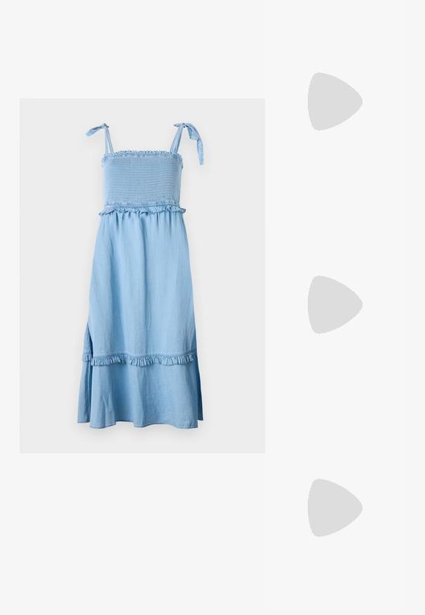 Rochie bleu deschis, fără mâneci, cu un bust elastic, accente volătuțe și o fustă evazată. Țesătura pare moale, cu un finisaj ușor texturat.; Tricou alb din bumbac, cu un grafic mare, viu colorat de homar roșu pe față. Mâneci scurte și un guler standard de tip crew neck.; Adidași albi tip pantofi sport cu glezna din pânză, cu talpă din cauciuc negru, capac de vârf din cauciuc frontal și șase ochiuri pentru șireturi, având un design curat și minimalist.; Geantă de mână din piele roșie, cu un design unghiular și geometric. Dispune de o singură curea ajustabilă și un sistem de închidere cu clapetă, cu detalii cusute.