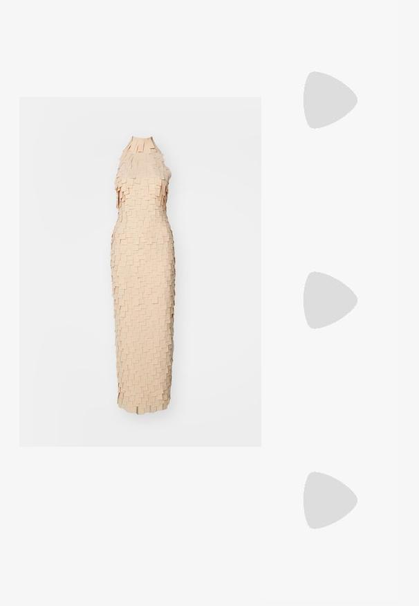 Pfirsichfarbenes Kleid mit einzigartigem strukturiertem Design, das aus geschichteten, rechteckigen Stoffstücken besteht. Ärmellos mit hohem Halsausschnitt und figurbetonter Passform.; Transparenter Kunststoff-Schlupfschuh mit einem Gittermuster, runder Zehenpartie und einem kleinen silbernen Akzent an dem Riemen. Flexibler, durchsichtiger Sohlen. ; Lederhandtasche in Creme mit einer geschwungenen Form. Verfügt über ein goldfarbenes Logo-Detail und einen dünnen, verstellbaren dunklen Tragegurt.; Tory Burch STAR DROP EARRING - Ohrringe - silver-coloured