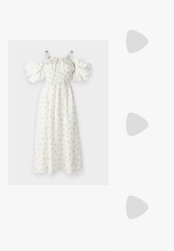 Sleeper ARLE MAXI DRESS  - Maxi šaty - white/print; Zlaté sandále na podpätku s uzlom vpredu, s plisovanou štruktúrou a remienkom okolo členka. Blokový podpätok má ryhovaný dizajn, čo zlepšuje priľnavosť.; Čierna kožená polmesiacová taška so zlatými kovovými doplnkami, s uzatváraním na zips. Nosená cez telo na šedom svetri.; Náušnice s uzlom v zlatej farbe s prekrúteným dizajnom. Každá náušnica má kruhové priehľadné pozadie pre bezpečné nosenie.