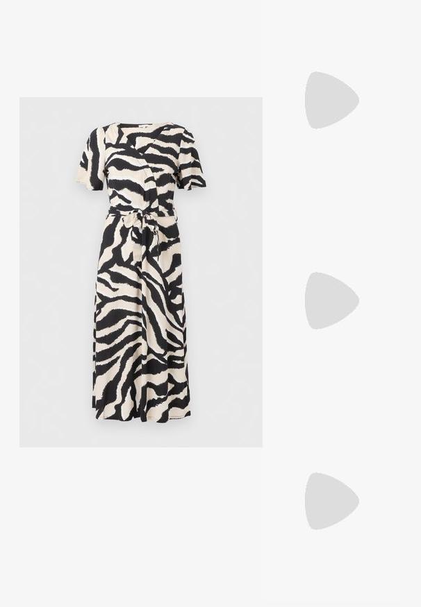 Svart og beige omslagskjole med korte ermer, belte med knytning og et zebra-stripe mønster i et lett stoff.; Svart og hvit kortermet crop-top med diamantmønster og knyting foran. Laget av lett stoff med krage.; Sorte lakk lær slingback hæler med spiss tå, et avrundet utskjæringsdesign og blokkheel. Har en gulltone spenne som detalj.; Stor stor halm tote-veske med en teksturert, beige overflate og to brede håndtak. Har en lærdetalj som lukkemekanisme.
