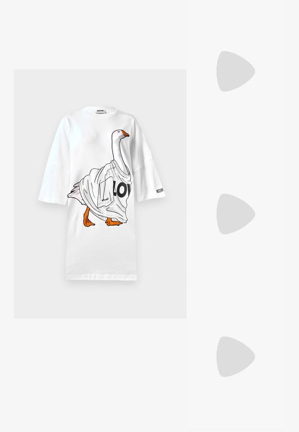 T-shirt blanc oversize ornée d'une illustration d'oie portant un maillot blanc avec "LO" imprimé. Manches courtes et texture en coton doux.; Mule en cuir verni noir à talon haut avec un bout pointu et une silhouette épurée, doté d'un dos ouvert et d'un talon aigu slender.; Sac à main en cuir noir au design courbé, avec des clous en argent, une boucle et deux poches latérales. Bandoulière réglable pour différentes options de transport.; Rabanne XL LINK DOUBLE HOOP EARRING - Boucles d'oreilles - silver-coloured