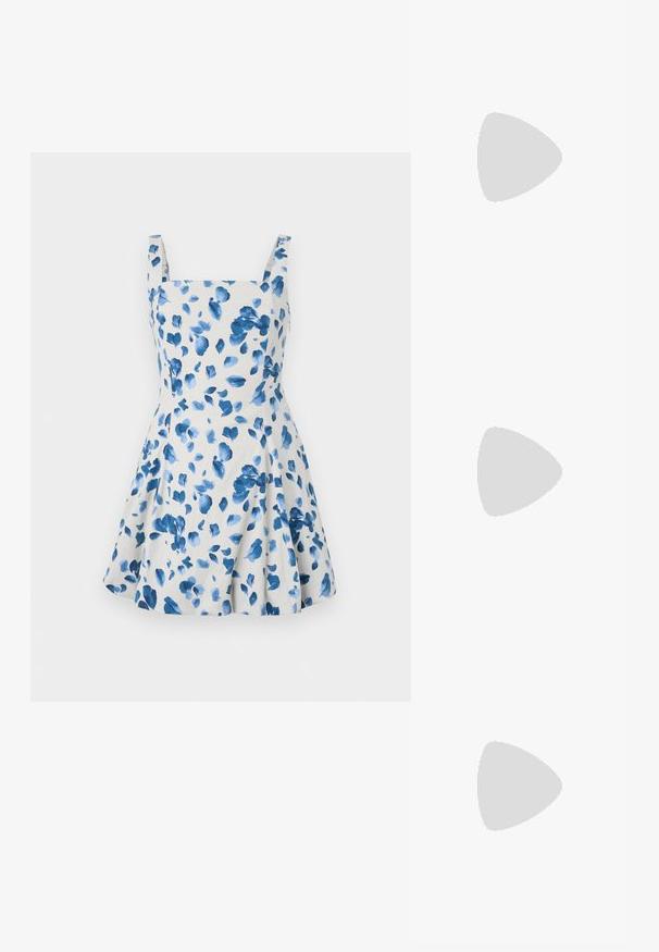 Blommig klänning i ljusbeige tyg med blå akvarellblad. Har en fyrkantig halsringning och breda axelband, med utsvängd kjoldesign.; Svart lackläder slingbacksko med spetsig tå, ankelremmar med silverfärgade spännen och detaljer samt en smal klack.; Guldfärgad metallhandväska med en strukturerad design, slät textur och justerbar rem. Har en unik triangulär form och minimalistisk sömnad.; Örhängen i guldton med texturerade, vågiga former. Inkluderar skulpturala clip-on-stift och öppen hoop-design med hamrad finish.