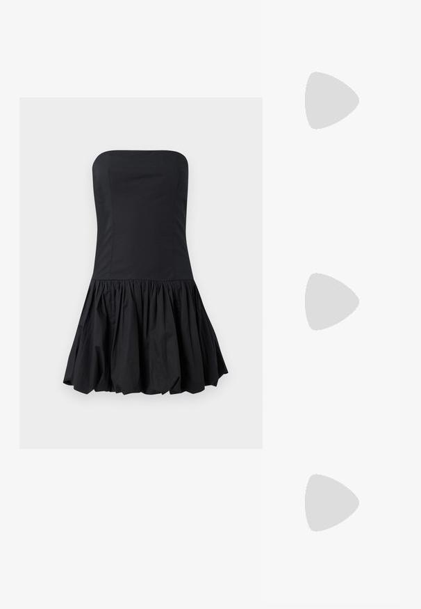 Robe noire sans bretelles avec un corsage ajusté et une jupe évasée à volants. Fabriquée en tissu lisse ; présente un design épuré et minimaliste.; Chaussure slingback en cuir verni noir avec un embout pointu, des brides de cheville avec des boucles en argent et des éléments en métal, et un talon fin.; Sac à main en métal doré avec un design structuré, texture lisse et bandoulière ajustable. Présente une forme triangulaire unique et des coutures minimalistes.; Boucles d'oreilles dorées présentant des formes texturées et ondulées. Comprend des clips sculpturaux et un design de créoles ouvertes avec une finition martelée.