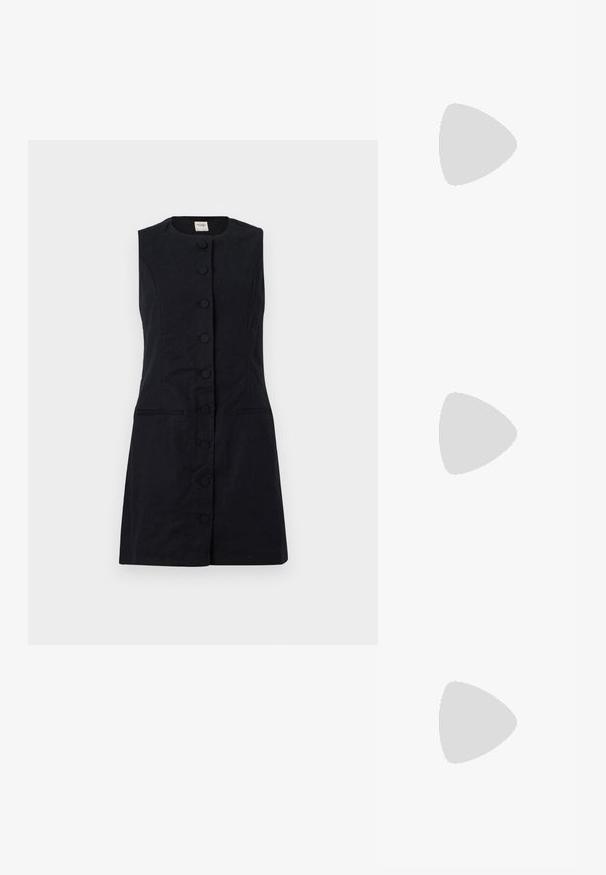 Robe noire sans manches en tissu texturé, présentant un col rond, des boutons à l'avant et deux poches latérales.; Escarpins en cuir verni noir avec bout pointu et talon bloc géométrique. Présente un design élégant et minimaliste ainsi qu'une texture lisse.; Sac à main en cuir noir avec une forme courbée, bandoulière amovible et des accessoires en or. Le sac est doté d'un rabat avec un détail de boucle.; Ensemble de 16 bracelets en argent avec diverses textures, y compris des motifs lisses, torsadés et perlés, disposés en quatre rangées sur un fond blanc.