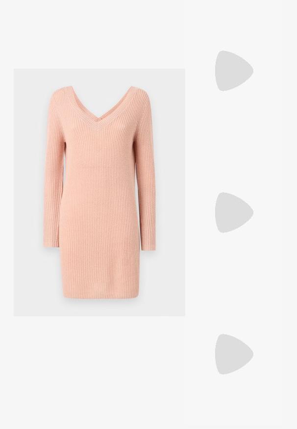 Dlhé rukávy sveter šaty v svetloružovej farbe, s hlbokým výstrihom do V, rebrovanou textúrou a voľným strihom, vyrobené z mäkkej pleteniny.; Hnedé kožené kovbojské topánky s špicatou špičkou a blokovým podrážkou, so zložitým prešívaním a vyvýšenými akcentmi na puzdre.; Malá krémová kabelka s textúrovaným povrchom, dlhým nastaviteľným popruhom, reťazovým detailom a klopovým uzáverom. Zlaté kovové prvky.; Strieborné kruhové náušnice s prúteným dizajnom, s lešteným povrchom a zapínaním na kolíček. Majú priemer približne 3 cm.