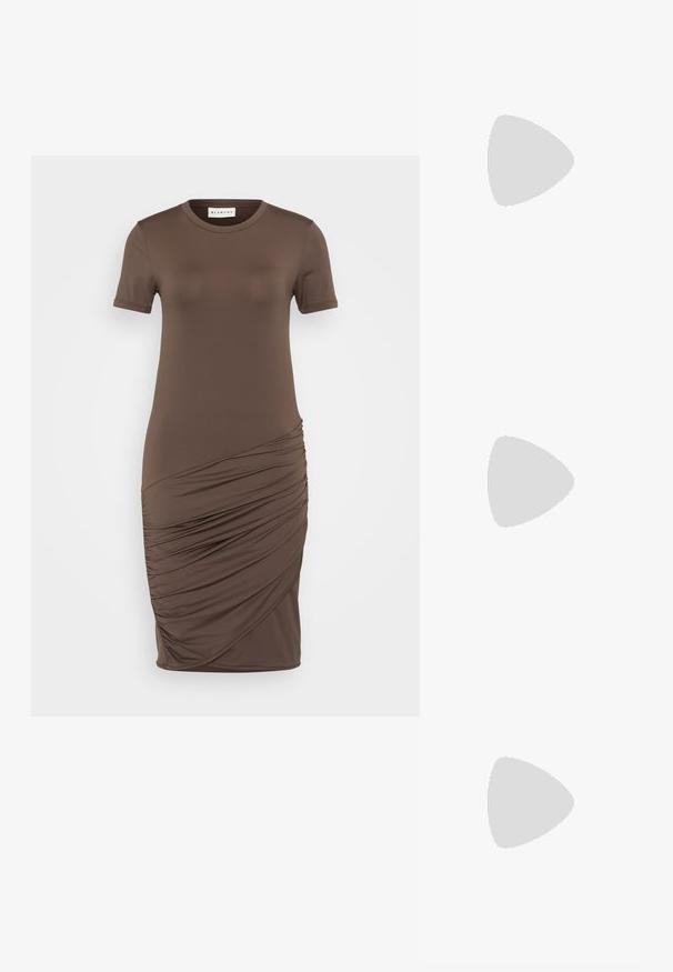 Ruda, prigludusi suknelė, pagaminta iš minkštos, tamprios medžiagos. Yra apvalus iškirpimas, trumpi rankovės ir susiraukšlėjimai vienoje pusėje.; Rudos odinės kaubojaus batai su smailiu priekiu ir blokuotu kulnu, pasižymintys detaliu siuvinėjimu ir iškiliais akcentais ant ašies.; Katės akies saulės akiniai su juodu ir oranžiniu šarvuotu rėmeliu, ruda objektyvu ir elegantiškais, smailiais galiukais. Rėmelyje yra minimalus logotipas ant šventės.; Sidabrinės pusmėnulio auskarai minimalistiniu dizainu. Apskritimo forma, lygus paviršius ir plonas profilis. Lengvi su poliruotu apdailu.