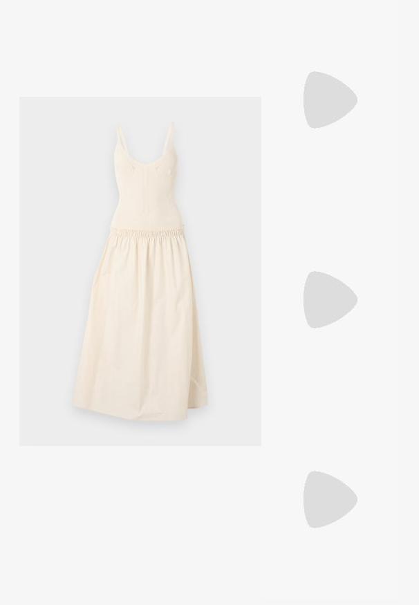 Gebreide crèmekleurige jurk met verstelbare bandjes, figuurvormend lijfje en een gathered taille die uitkomt op een uitlopende rok. Glad textuur, minimalistisch ontwerp.; Witte leren sneakers, laag model, met een gladde textuur, ronde neus, vetersluiting aan de voorkant en een klein geborduurd logo aan de zijkant.; Zwarte leren halfronde tas met een gouden hardware accent, voorzien van een ritssluiting. Draagt crossbody over een grijze trui.; Gouden knoopstuds met een gedraaide design. Elke oorring heeft een ronde transparante achterkant voor een veilige draagervaring.