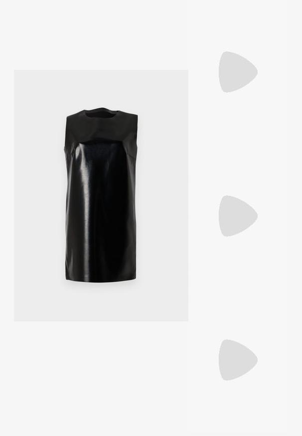 Crna haljina bez rukava od sjajnog materijala, s okruglim izrezom, jednostavnim linijama i pravim siluetom. Glatka tekstura, bez vidljivih detalja.; Crne slingback cipele s visokom potpeticom i špicastim prstom, od glatke kože s elegantnim, minimalističkim dizajnom. Visoka stiletto potpetica.; The Kooples SAC - Ručna torba - black; Srebrne naušnice u obliku Saturna, s teksturiranim planetom i prstenom, ukrašene malim prozirnim kristalima i kopčom u obliku mašne.