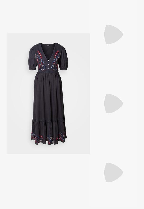 Robe maxi noire avec des manches courtes évasées, décolleté en V profond, ornée de broderies florales colorées sur le buste et l'ourlet. Tissu doux et fluide.; Bottes de cow-boy en cuir tan avec un bout pointu, des motifs en spirale brodés sur la tige, et un talon bloc empilé. Équipées d'une languette pour un enfilage facile.; Sac hobo en cuir noir avec une seule poignée ronde et douce ; présente une texture lisse et un design minimaliste. Pas de matériel ou d'accents visibles.; Boucles d'oreilles en argent au design minimaliste. Forme circulaire, texture lisse et profil fin. Légères avec une finition polie.