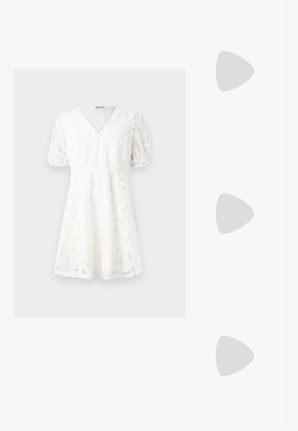 Rochie albă cu decolteu în V, mâneci bufante și detalii florale din dantelă intricate. Talie elastică și fustă evazată care accentuează textura sa ușoară.; Pantof cu toc înalt și vârf ascuțit, cu o schemă de culori argintii, aurii și nude. Finisaj lucios cu un design decupat, având un toc stiletto.; Pouch bag metalizat argintiu, cu o formă moale și rotunjită și un închidere de tip nod la partea de sus. Fabricat dintr-un material sintetic din piele netedă.; Cercei din argint cu un design torsadat, având un finisaj lucios și închidere cu tijă. Au un diametru de aproximativ 3 cm.