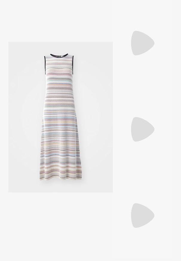 Ærmeløs midi-kjole lavet af struktureret stof med vandrette striber i forskellige farver, herunder blå, rød og gul med sort trim.; Brune ruskind atletisk sko med hvide striber, rund tå, snørebåndsdesign og gummisål. Tekstureret overdel med syningsdetaljer.; Elleme BOOMERANG SMALL - Håndtasker - leather white; Sølv hooped øreringe med en poleret finish, der har en cirkulær form og en hængsel-lukning, som understreger et slankt og minimalistisk design.