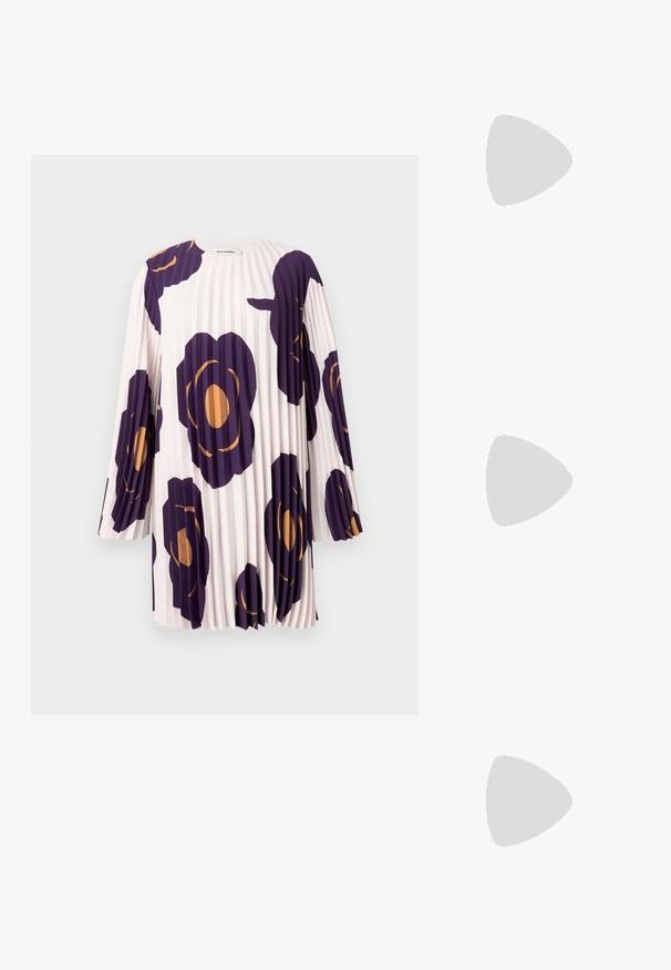 Šaty s plisovanými dlhými rukávmi s veľkými fialovými a oranžovými kvetinovými vzormi na svetloružovom pozadí, označené značkou Marimekko.; Čierne sandále na vysokom podpätku majú tenké remienky s uzlovým dizajnom, hladký štvorcový špičku a elegantný stiletto podpätok.; Svetlošedá metalická kabelka s reťazovým popruhom, ozdobená malými kruhovými kovovými štítkami a trojuholníkovým logom značky.; Strieborné kruhové náušnice s hladkým a lesklým povrchom. Okrúhly tvar, ľahký dizajn, s uzáverom na kolík.