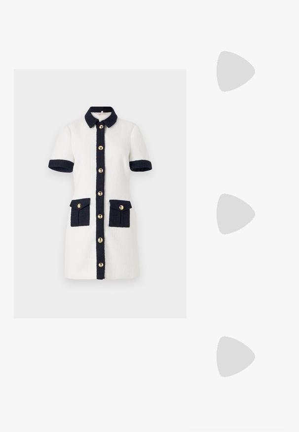 Vestido de manga curta em tecido texturizado branco com colarinho azul-marinho, botões e bolsos. Apresenta detalhes em botão dourado e bolsos contrastantes.; T-shirt de manga curta branca feita de tecido canelado. Decote redondo, ajuste regular e detalhes de costura subtis. Sem padrões ou gráficos.; Bailarina preta em pele com bico arredondado, textura suave, detalhe de costura minimalista e design de sola flexível.; Bolsa de couro castanho com fecho de aba, decoração em tom dourado, alça de ombro e textura suave. Formato retangular compacto.