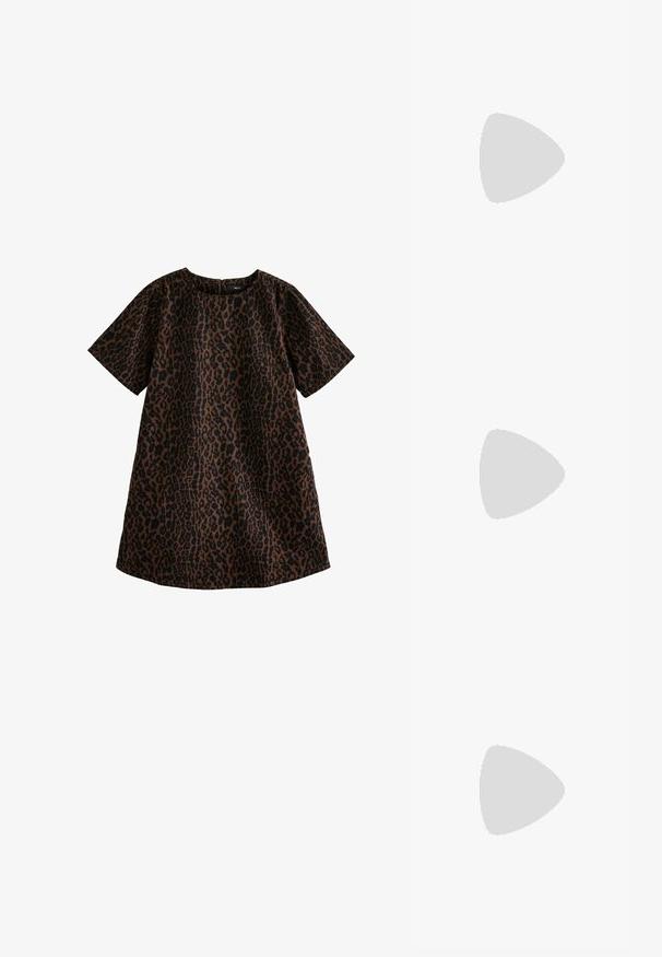 Leopardenmusterkleid in Braun und Schwarz. Kurze Ärmel, runder Halsausschnitt, lockere Passform, knielanges Design, Baumwollmaterial mit glatter Textur.; Schwarzes ärmelloses Top mit hohem Halsausschnitt, leichtem Stoff, lockerer Passform und asymmetrischem Saum, der hinten länger ist.; Schwarze Canvas-Sneaker mit weißen Schnürsenkeln, weißer Gummikappe und einer massiven weißen Zwischensohle. Besondere Merkmale sind dezente weiße Nähte und eine Gummisohle.; Schwarze rechteckige Sonnenbrillen mit dunklen Gläsern und dicken matten Rahmen. Die Bügel sind leicht verjüngt und haben eine glatte Oberfläche.