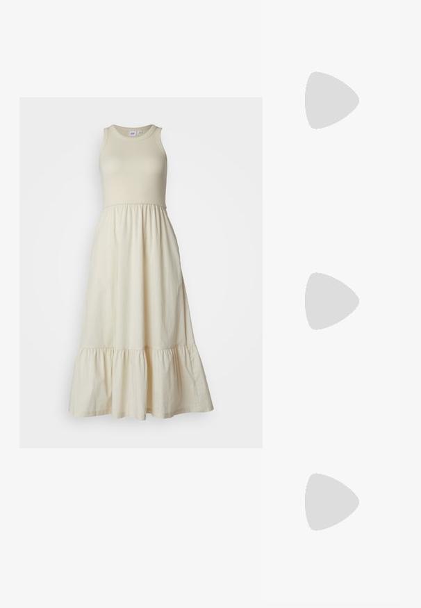 GAP MIDI DRESS - Denné šaty - beige; Strieborné slingback lodičky na vysokom opätku s špicatou špičkou, metalickým povrchom, dvoma dekoratívnymi pruhmi a štíhlym opätkom s čiernym hrotom.; Biely kožený kabelka s zakriveným tvarom, nastaviteľným popruhom a malým detailom pracky. Model nosí priliehavý čierny outfit.; Náušnice v zlatej farbe s textúrovanými, vlnitými tvarmi. Obsahujú sochárske klipsové náušnice a otvorený tvar krúžku s kladivkovým povrchom.