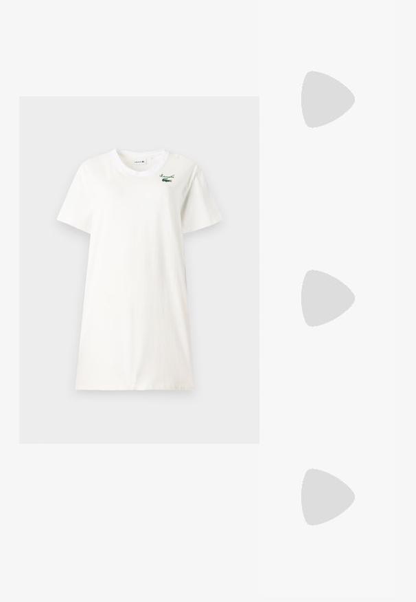 Valge puuvillane T-särk, millel on ümmargune kaelus, lühikesed varrukad ja rohelise Lacoste'i logo, mis on tikitud vasakule rinda.; Valged nahast tennisetossud paksu valge tallaga, musta sametist kontsakeeuga ja külje peal riigilogo reljeefne kujundus. Lukkeskeem kuue silmaauguga.; Mustad suured mustad prillid geomeetrilise kujuga, tumedate läätsedega ja kontrastse halli detailiga raamidel. Logo käe peal.; Hõbedased rõngaskõrvarõngad, millel on sile ja läikiv pind. Ümar kuju, kerge disain, millel on post-tagumise kinnituse süsteem.