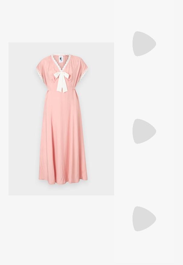 Różowa sukienka z dekoltem w kształcie V, krótkimi rękawami w kształcie peleryny oraz białą kokardą na wysokości klatki piersiowej. Zawiera koronkowe wykończenie wzdłuż dekoltu. Wykonana z miękkiego materiału.; Białe szpilki z ostrym noskiem, pokryte delikatną teksturą brokatu. Srebrny metaliczny obcas dodaje kontrastu. Elegancki design.; Biała torebka o teksturowanym, zakrzywionym designie. Posiada wyraźny uchwyt i okrągłe dno, z gładką powierzchnią i minimalną ilością dodatków.; Para nieregularnych, owalnych kolczyków ze złotego metalu o teksturowanej, lekko młotkowanej powierzchni na białym tle.